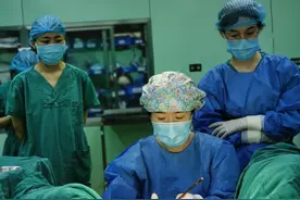 10岁女孩患罕见血液疾病，血流不止12天！医护合力，将她从生死边缘拉回图片