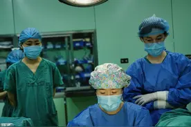 10岁女孩患罕见血液疾病，血流不止12天！医护合力，将她从生死边缘拉回图片