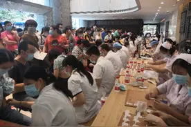 入伏，广东省中医院超五千人排队做天灸！今年老人孩子格外多图片