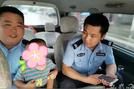 庐江2岁多男童独自离家近1公里 热心人和民警为其找到家人图片