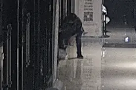 惊呆！婚纱店遭遇“技术偷”礼服从门缝中“溜”走图片