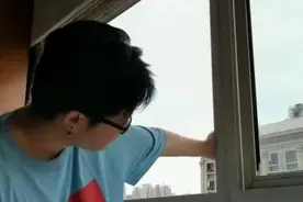 深夜狂风大作，少年手扶着两百来斤的窗户，苦撑了近两小时图片
