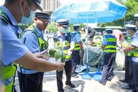 冒酷暑送清凉，漯河男子买下千斤西瓜送交警图片
