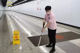 女乘客淋雨浑身湿透保洁员解围 小姐姐低血糖摔倒车站及时救助图片