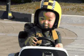 小孩开玩具车上路！这样的场面你怕了吗？图片