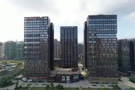 50平方米房子，43天电费高达1304元！福州泰禾SOHO一对小情侣懵了！「新闻三剑客」图片