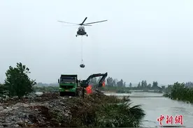 直击湖北阳新抢险：大型直升机空投封堵溃口图片
