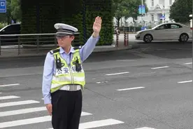 用日语处理违规外籍男子的长宁辅警回应爆红：这是我工作的日常图片