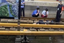 武汉地铁有乘客掉下站台，所在站台无屏蔽门视频封面