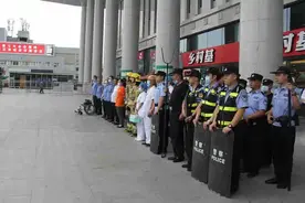 我市多部门联动在火车站举行反恐防暴演练图片