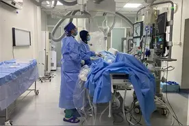 湖北成功开展首例眼动脉介入溶栓手术，江苏患者“眼中风”失明15天后在汉复明图片