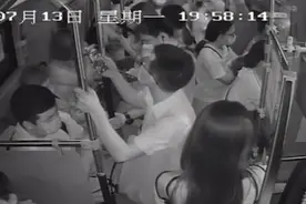 孕妇遭遇偷拍，公交车长关门抓人！小心这些日常的偷窥“眼睛”图片