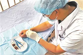 医生左手持手术刀给右手做手术 3分钟完成图片