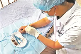 医生左手持手术刀给右手做手术 3分钟完成图片