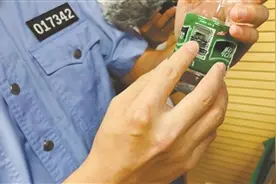 针孔摄像头竟藏身矿泉水瓶中图片