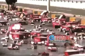 数千瓶啤酒浸湿厦门新阳大桥20米道路图片