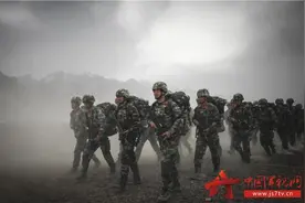 爬冰卧雪 精武强能！特战队员高原驻训燃“战火”图片