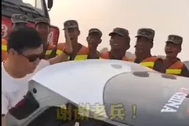 退伍老兵自驾170公里给抗洪战士送西瓜，网友：太有爱图片