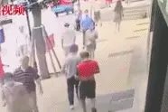 惨！空调外机19楼坠落砸中行人，监控拍下这一幕图片