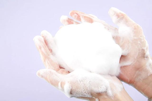 易出油的闷热夏季，该如何好好洗脸？