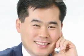 韩国官员在ATM机旁“捡漏”，偷走4000元，被下属逼着辞职图片