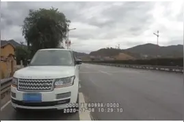 嫌疑人：给你一百万放我走！民警：你不要一错再错图片
