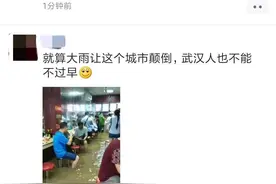 防洪前线，一张跨越22年的父子合影！图片