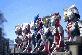 老爸给儿子买了300多个奥特曼！网友：整个银河系的都在这儿了图片