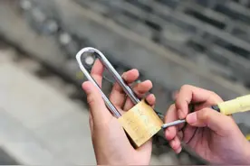 这所学校的毕业典礼有点“特”图片