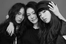 小S与三个女儿杂志封面同框，网友惊呼：高级脸图片