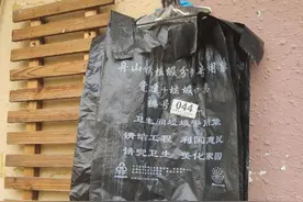端岩村的三色垃圾袋图片