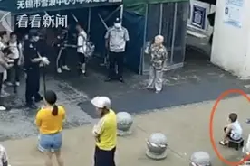 3岁萌娃自带板凳坐校门口等哥哥放学 被招募成“最小护学岗”图片