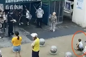 3岁萌娃自带板凳坐校门口等哥哥放学 被招募成“最小护学岗”图片