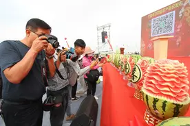 宁夏，石头缝里长出的高标准硒砂瓜吸引吃瓜群众图片