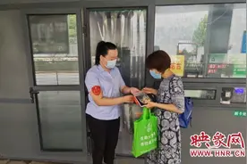 粗心乘客将包遗落公交站台 内有珍贵收藏品和证件图片