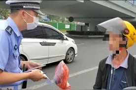 1小时逮25起骑手逆行！除了交警纠正，还将抄告外卖平台处理图片