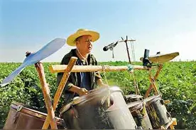 棉花地里击打架子鼓，50岁“棉花哥”田头“摇滚独秀”成“网红”图片