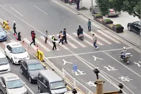 女子过斑马线突然后退被撞，后车负主要责任，交警：没礼让行人图片