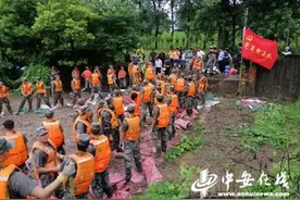 感动！抗洪子弟兵满身泥泞在雨中吃午饭图片