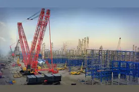 全球最大4000吨履带式起重机在国内首吊成功图片