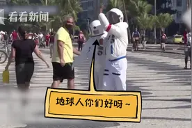 巴西六旬夫妇想出门又不敢 自制宇航服防疫成网红图片