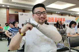 有了这只“手”，他们就是“钢铁侠”了图片