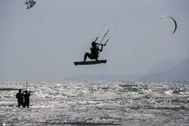 夏日水上刺激！土耳其极限运动爱好者玩风筝冲浪图片