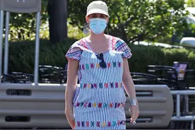 “水果姐”凯蒂·佩里出街 挺孕肚独自超市扫货图片