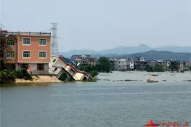 紧急救援！火箭军“常规导弹第一旅”第一时间转移被洪水围困群众图片
