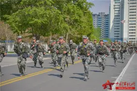陆军边海防学院乌鲁木齐校区：以考促训提升学员能力素质图片