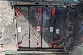 男子正在偷电动车电瓶时车主来了，他一秒入戏变身“热心市民”说要帮忙图片