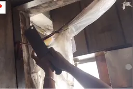 宿迁一小区100多户多年漏水，有人在家中搭起“防雨棚”紫牛记者在现场：这么多年，他们是怎么熬过来的图片