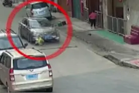 太暖心了！男童街头购物突然被卷入车底，紧急时刻众人齐力救娃图片