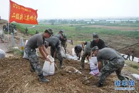 金戈铁甲战洪魔——东部战区陆军英雄部队抗洪一线全力抢险救灾「组图」图片